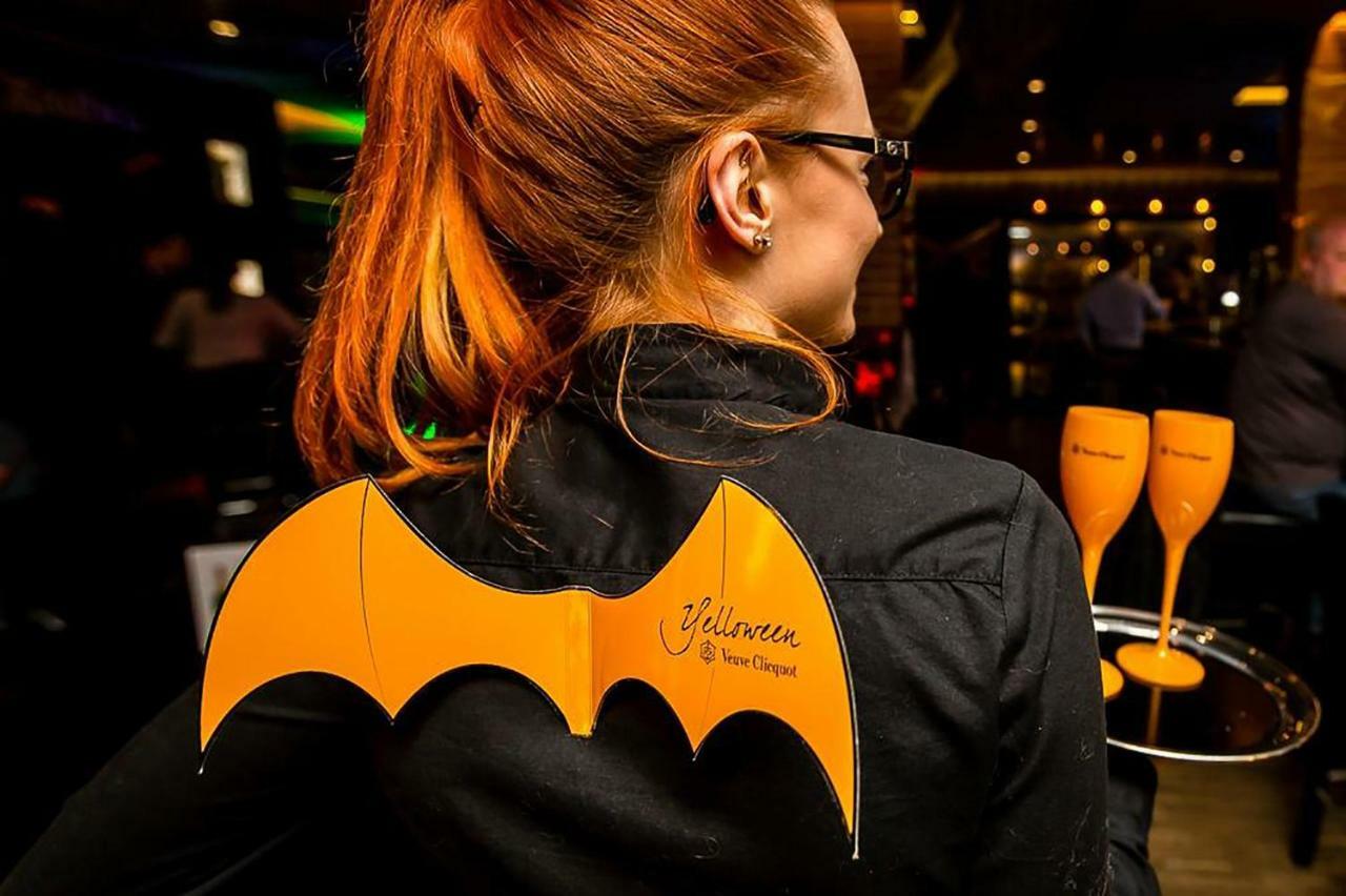 City Park Hotel & Residence Poznań Kültér fotó A waitress wearing the iconic bat wings